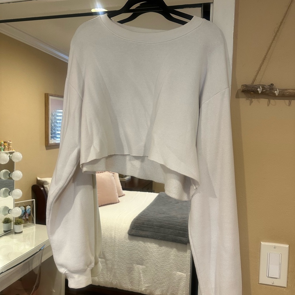 PrettyLittleThing White Cropped Long-Sleeve Sweatshirt